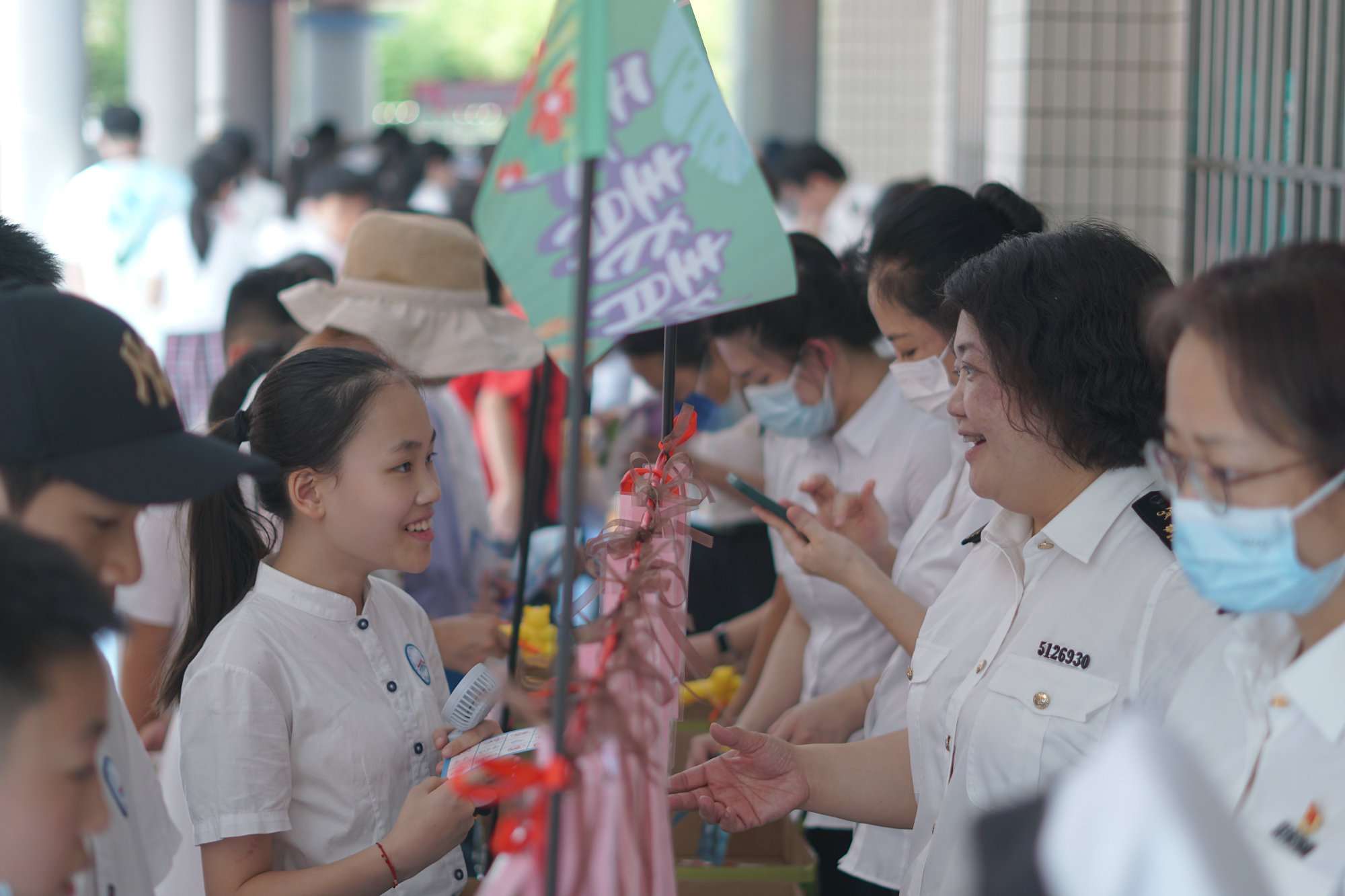 广州海关关员与广州市天河第一小学学生开展互动游戏，在游戏中讲解生活里的科学知识和国门安全常识.jpg