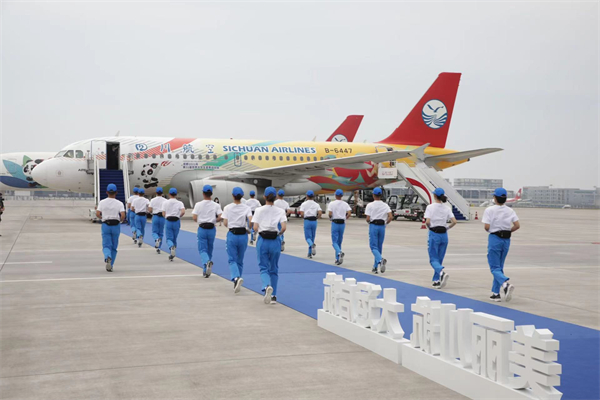 四川航空承擔大運會火炬、火種以及大運會運動員運輸保障任務.jpg