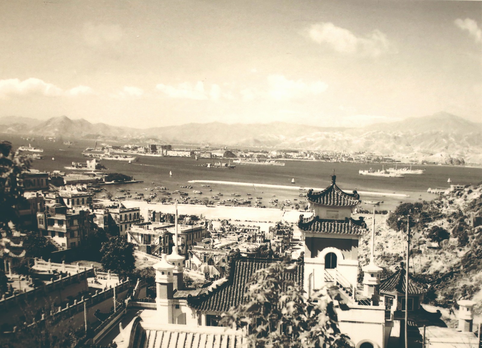 5.老照片：從虎豹別墅眺望維多利亞港，1945年.JPG