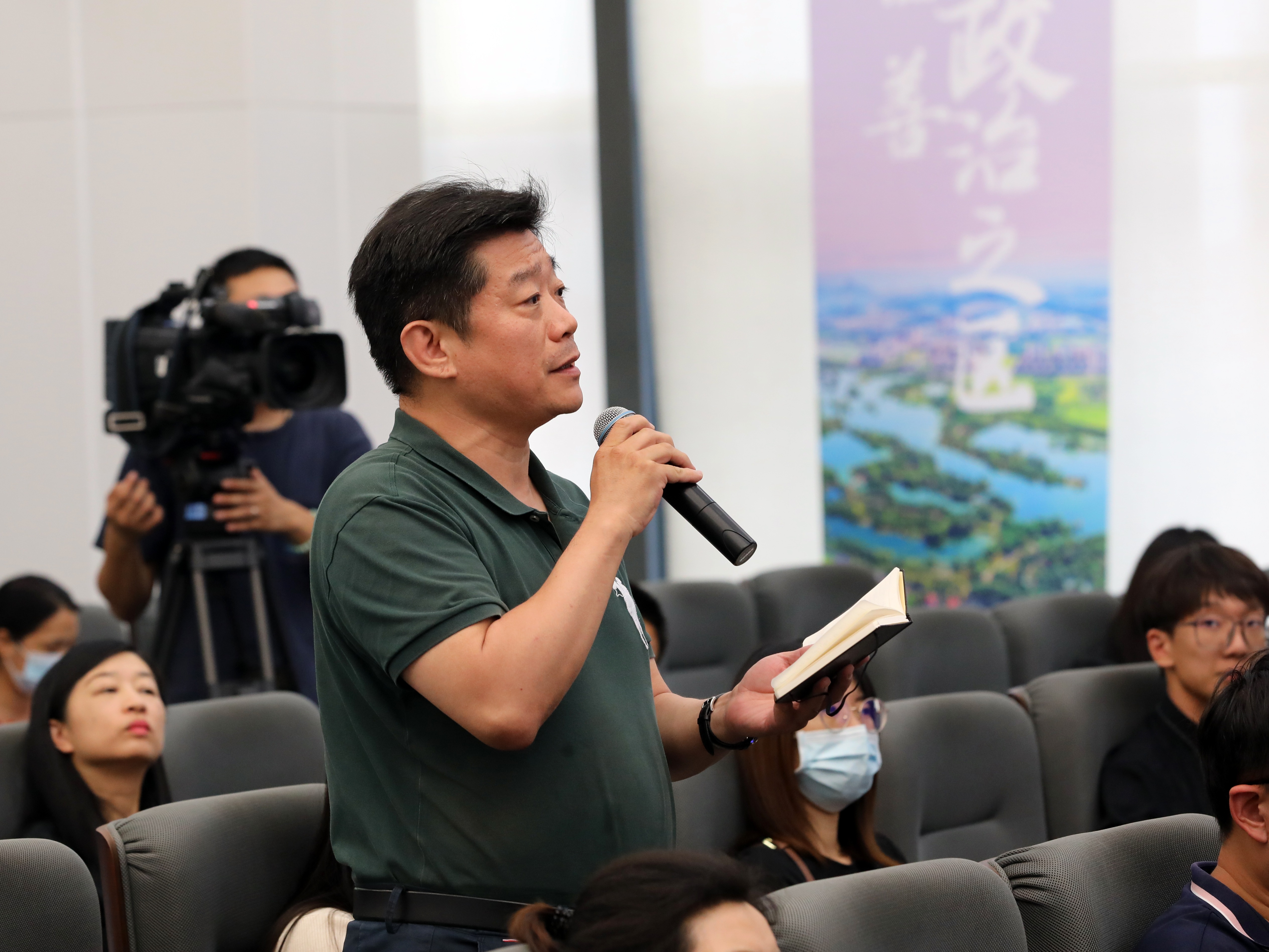图片4：香港商报记者在新闻发布会现场提问.jpg