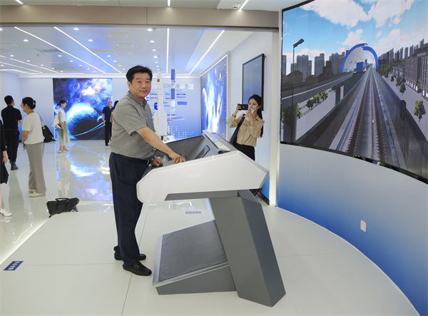 图片6：本报记者现场体验模拟驾驶FAO全自动远行系统，感受中国“智”造助力轨交产业发展.jpg