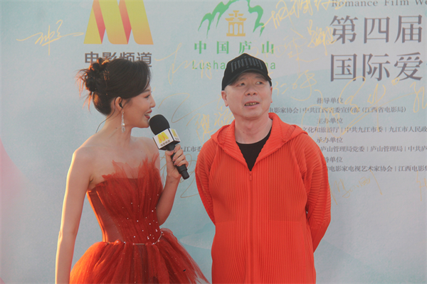图2 著名导演冯小刚期待能在浪漫的庐山拍戏.JPG