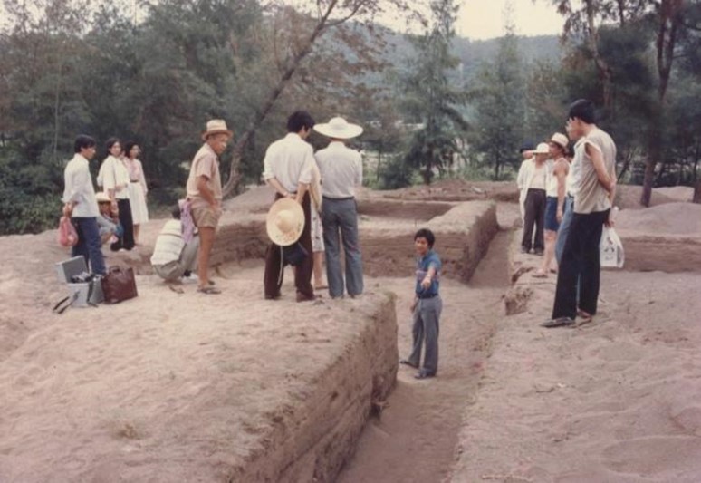 1985年5月咸头岭考古发掘现场（主讲嘉宾供图）.jpg