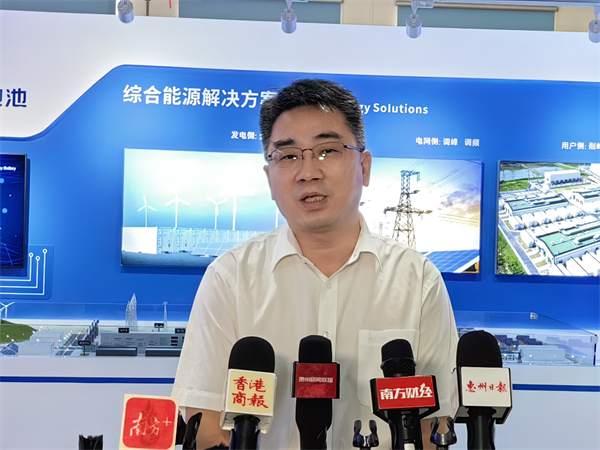 2、惠州市德賽電池有限公司總裁程月帆在接受媒體採訪（攝影：盧偉） - 復件(1).jpg