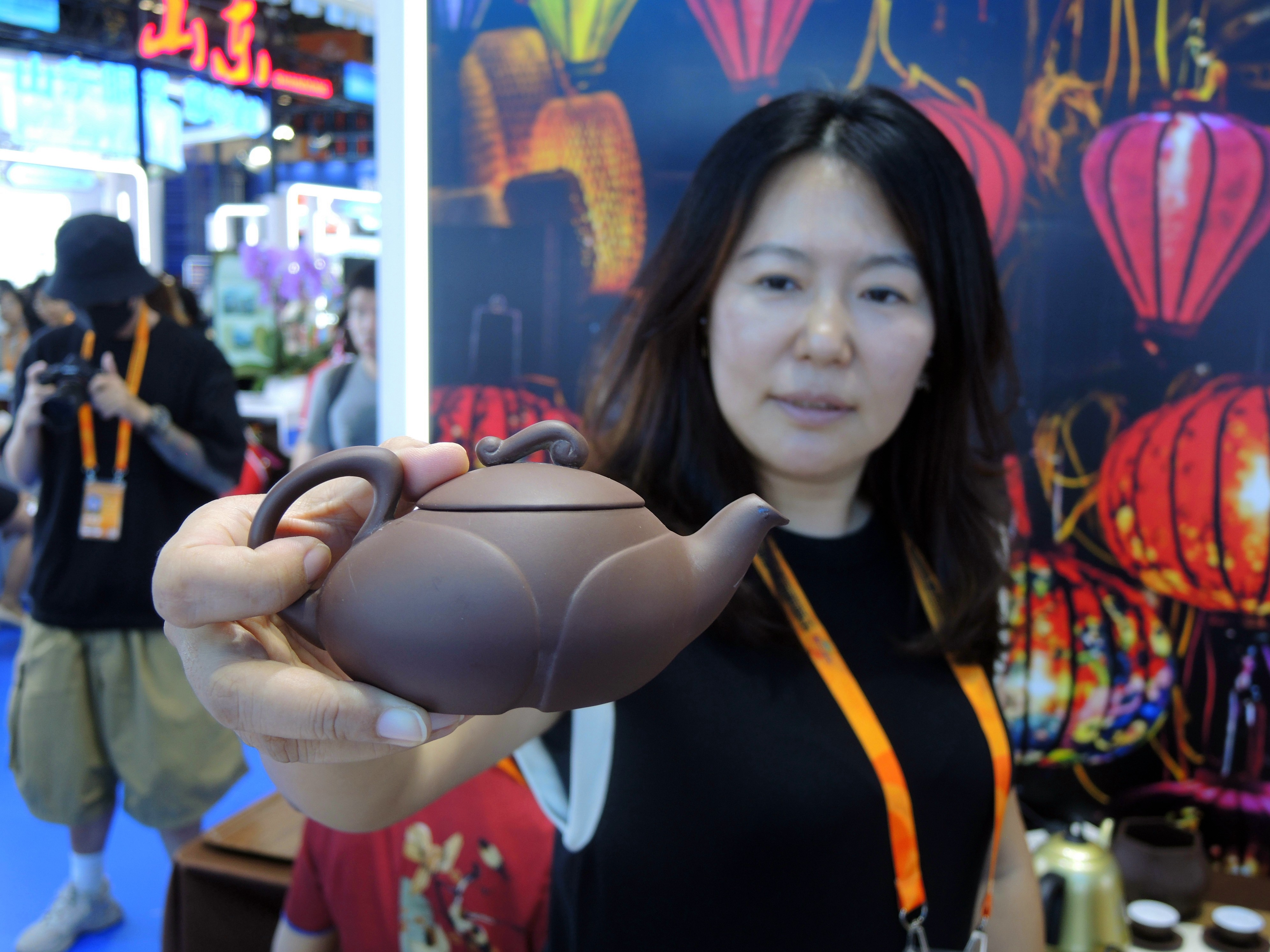 圖片2：記者在台灣形象展現場體驗紫砂壺的設計精美.jpg