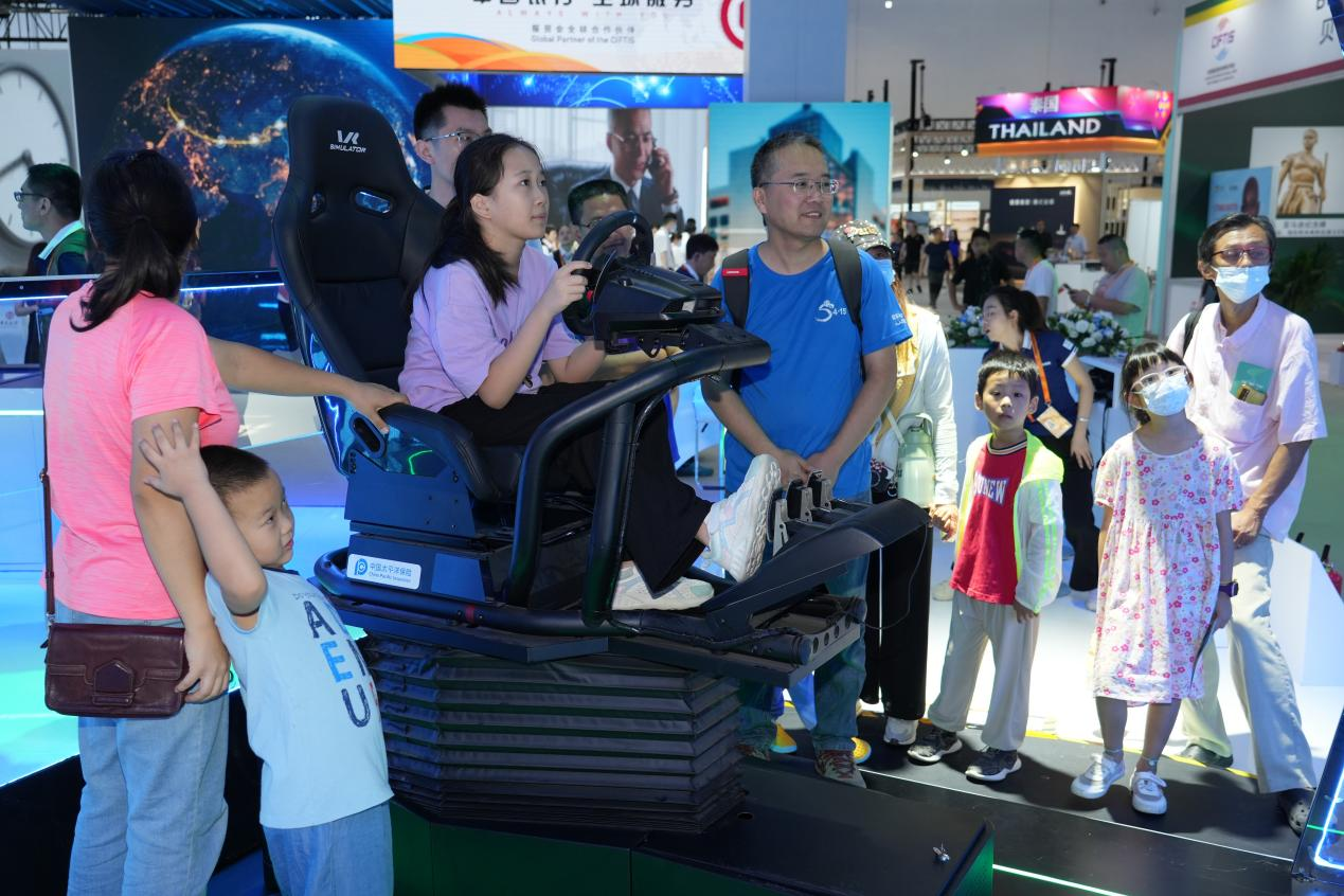 圖片2：在2023年服貿會中國太保展區上，UBI(Usage Based Insurance)駕駛艙互動體驗區新穎的模擬互動吸引了很多觀眾駐足參加.png