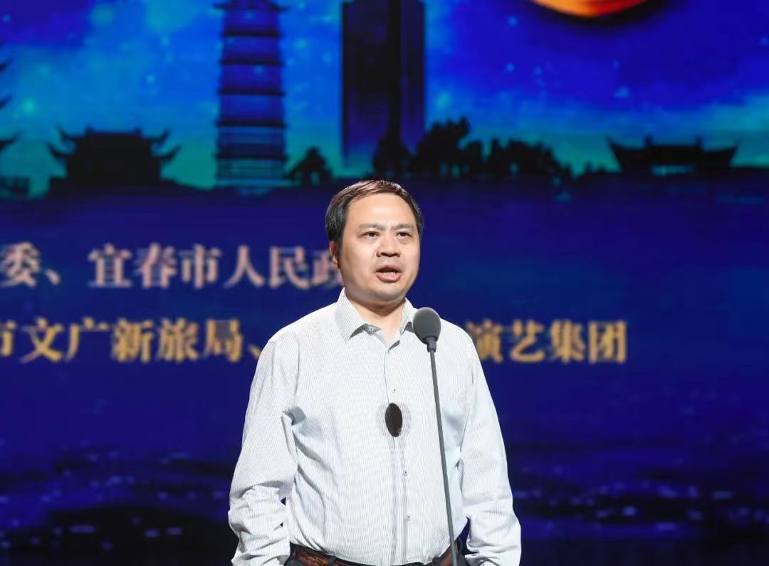 图一：宜春市委书记严允宣布本届月亮文化节开幕.jpg