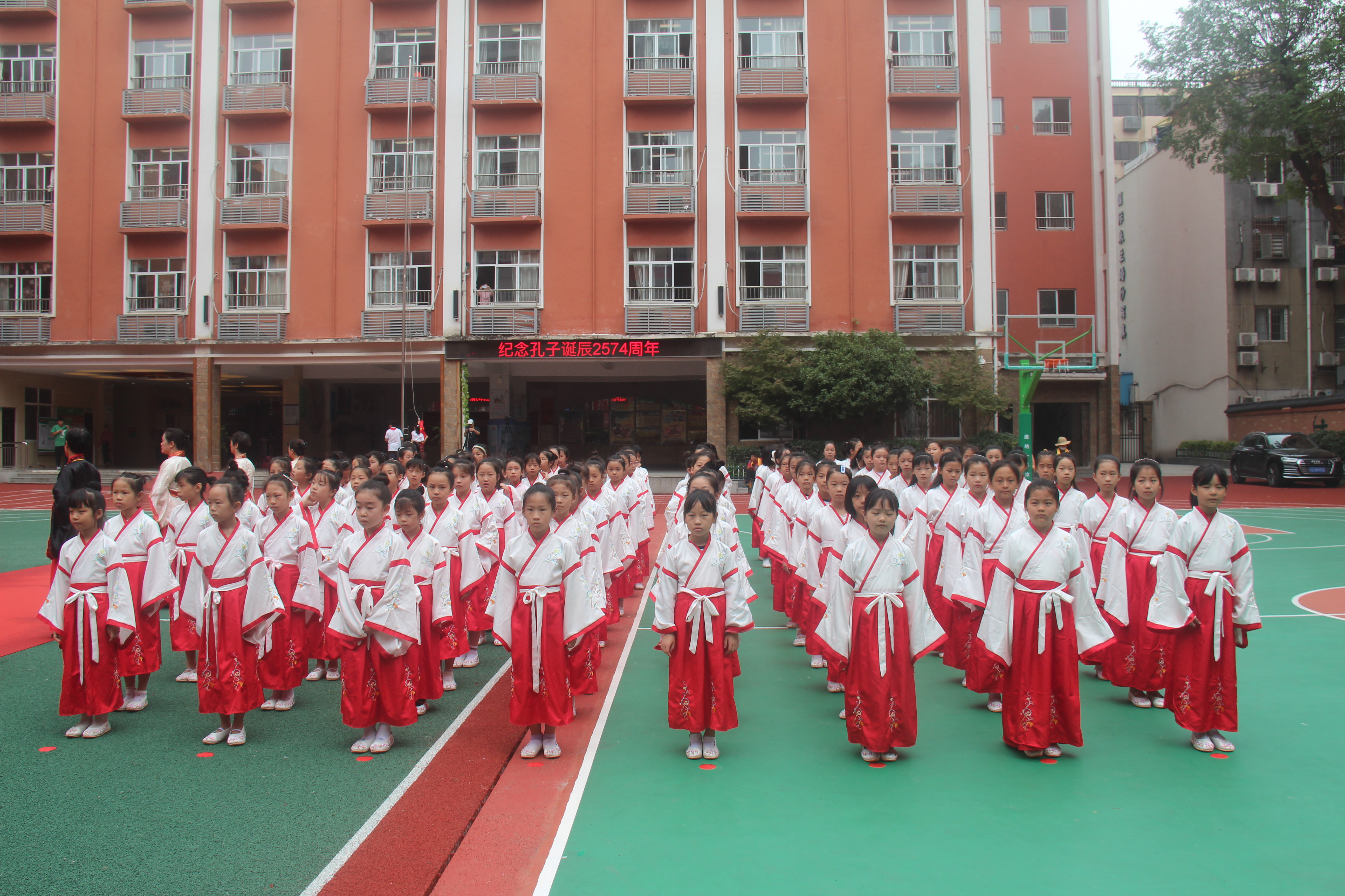 图三 浔阳区外国语实验小学180位学生代表参加祭奠仪式.JPG