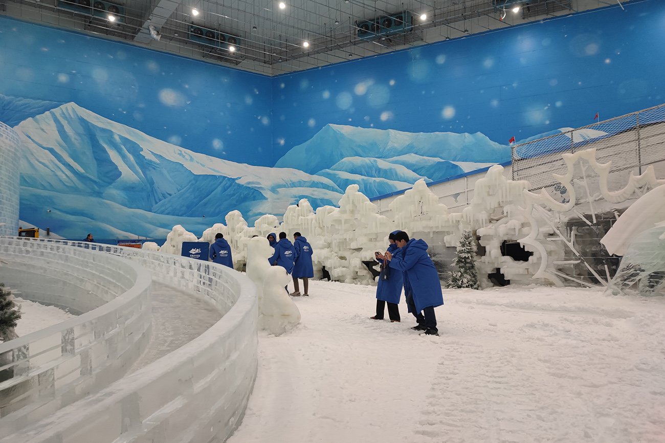 森迪冰雪樂園為遊客營造出一個神秘夢幻的室內冰雪世界。.jpg